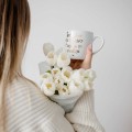 Biały kubek porcelanowy 300 ml - złoty napis siostrami nie zawsze trzeba się urodzić dla przyjaciółki na urodziny Zbliżenie na złote zdobienie na białym kubku porcelanowym Siostrami nie zawsze trzeba się urodzić ZŁOTY NAPIS