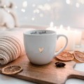 Biały Kubek Porcelanowy 300 ml - Napis Wdech Wydech i Złote Serce dla Miłośników Jogi na Urodziny Biały kubek ze złotym sercem Nadzwyczajnie.pl Biały Kubek Porcelanowy 300 ml - Napis Wdech Wydech i dla Miłośników Jogi