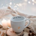 Biały kubek porcelanowy 300 ml - napis bądź tu i teraz ze złotym sercem dla miłośników uważności na urodziny Personalizowany kubek porcelanowy ze złotym sercem jako idealny prezent — porcelana premium Nadzwyczajnie.pl