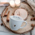 Biały kubek porcelanowy 300 ml - napis bądź tu i teraz ze złotym sercem dla miłośników uważności na urodziny Biały kubek ze złotym sercem Nadzwyczajnie.pl bądź tu i teraz — porcelana premium 300 ml