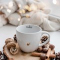 Biały kubek porcelanowy 300 ml - napis czułość ze złotym sercem dla niej na urodziny Personalizowany kubek porcelanowy ze złotym sercem jako idealny prezent — porcelana premium Nadzwyczajnie.pl
