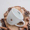 Biały kubek porcelanowy 300 ml - napis czułość ze złotym sercem dla niej na urodziny Biały kubek ze złotym sercem Nadzwyczajnie.pl czułość — porcelana premium 300 ml