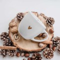 Biały kubek porcelanowy 300 ml - napis czułość ze złotym sercem dla niej na urodziny Biały kubek ze złotym sercem Nadzwyczajnie.pl czułość — porcelana premium 300 ml