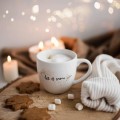 Zestaw 3 kubków świątecznych - zdobione złotem - Baby it's cold outside, Let it snow, Sweater weather Zbliżenie na złote zdobienie na białym zestawie porcelanowym 3 kubków świątecznych - zdobione złotem - Baby it's cold