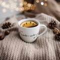 Zestaw 3 kubków świątecznych - zdobione złotem - Baby it's cold outside, Let it snow, Sweater weather Eleganckie opakowanie prezentowe zestawu porcelanowego ze złotym zdobieniem Nadzwyczajnie.pl — 3 kubków świątecznych -