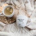 Zestaw 3 kubków świątecznych - zdobione złotem - Baby it's cold outside, Let it snow, Sweater weather Biały zestaw ze złotym zdobieniem Nadzwyczajnie.pl 3 kubków świątecznych - zdobione złotem - Baby it's cold outside, Let