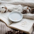 Biały spodek porcelanowy na biżuterię - motyw nakrapianego złota dla miłośniczki eleganckich dodatków na urodziny Biały produkt porcelanowy Nadzwyczajnie.pl ze złotym zdobieniem i napisem Spodek na biżuterię - nakrapiany złotem