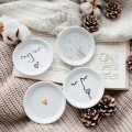 Biały spodek porcelanowy na biżuterię - motyw nakrapianego złota dla miłośniczki eleganckich dodatków na urodziny Produkt porcelanowy ze złotym zdobieniem Spodek na biżuterię - nakrapiany złotem Nadzwyczajnie.pl — widok z boku na