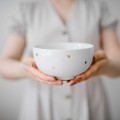 Biała miska porcelanowa 500 ml - motyw złotych serduszek dla bliskiej osoby na walentynki Biały produkt ze złotym zdobieniem Nadzwyczajnie.pl Miska 500 ml - ZŁOTE SERDUSZKA — porcelana premium 500 ml