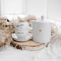 Zestaw - Dzbanek 1 litr złote serce, filiżanki 250 ml ze spodkami kochana mama, kochany tata ZŁOTE SERCE Zbliżenie na złote zdobienie serca na białym filiżance porcelanowej Dzbanek 1 litr , filiżanki 250 ml ze spodkami kochana