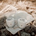 Zestaw 2 Białych Kubków Porcelanowych 300 ml - Motyw Złotego Serca i Napis Jedyną Miarą Miłości Jest Miłość Bez Miary dla Pary na Walentynki Biały zestaw porcelanowy Nadzwyczajnie.pl ze złotym zdobieniem i napisem 2 Białych Kubków Porcelanowych 300 ml - Motyw
