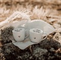 Zestaw 2 Białych Kubków Porcelanowych 300 ml - Motyw Złotego Serca i Napis Jedyną Miarą Miłości Jest Miłość Bez Miary dla Pary na Walentynki Zestaw porcelanowy ze złotym zdobieniem 2 Białych Kubków Porcelanowych 300 ml - Motyw Złotego Serca i Napis Jedyną Miarą