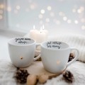 Zestaw 2 Białych Kubków Porcelanowych 300 ml - Motyw Złotego Serca i Napis Jedyną Miarą Miłości Jest Miłość Bez Miary dla Pary na Walentynki Zbliżenie na złote zdobienie na białym zestawie porcelanowym 2 Białych Kubków Porcelanowych 300 ml - Motyw Złotego Serca