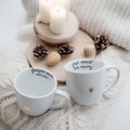 Zestaw 2 Białych Kubków Porcelanowych 300 ml - Motyw Złotego Serca i Napis Jedyną Miarą Miłości Jest Miłość Bez Miary dla Pary na Walentynki Eleganckie opakowanie prezentowe zestawu porcelanowego ze złotym zdobieniem Nadzwyczajnie.pl — 2 Białych Kubków