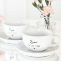 Zestaw 2 białych filiżanek porcelanowych 250 ml ze spodkami - napis żona i mąż z datą i złotym serduszkiem dla małżonków na każdą okazję Eleganckie opakowanie prezentowe filiżanki porcelanowej ze złotym zdobieniem Nadzwyczajnie.pl — filiżanek 250 ml ze