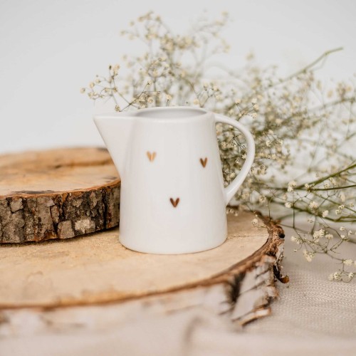 Biały produkt porcelanowy Nadzwyczajnie.pl ze złotym zdobieniem i napisem Mlecznik - ZŁOTE SERDUSZKA