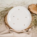 Biały talerz deserowo-śniadaniowy 20 cm - motyw złotych serduszek dla zakochanych na walentynki Biały talerz porcelanowy Nadzwyczajnie.pl ze złotym zdobieniem i napisem deserowo-śniadaniowy 20 cm - złote serduszka — 20 cm