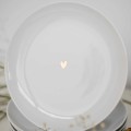 Biały talerz porcelanowy obiadowy 24 cm - motyw złotego serca dla bliskiej osoby na parapetówkę Talerz porcelanowy ze złotym sercem obiadowy 24 cm Nadzwyczajnie.pl — widok z boku na białym tle
