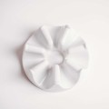 Biały porcelanowy podgrzewacz do dzbanka - akcesorium do serwowania herbaty dla miłośników ciepłych napojów na parapetówkę Produkt porcelanowy ze złotym zdobieniem Podgrzewacz do dzbanka Nadzwyczajnie.pl — widok z boku na białym tle