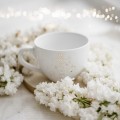Biały kubek porcelanowy 500 ml - nakrapiane złotem zdobienie dla miłośniczki eleganckich dodatków na urodziny Biały kubek porcelanowy Nadzwyczajnie.pl ze złotym zdobieniem i napisem nakrapiany złotem — 500 ml