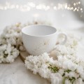 Biały kubek porcelanowy 500 ml - nakrapiane złotem zdobienie dla miłośniczki eleganckich dodatków na urodziny Kubek porcelanowy ze złotym zdobieniem nakrapiany złotem Nadzwyczajnie.pl — widok z boku na białym tle