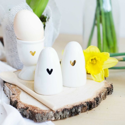 Biały zestaw porcelanowy Nadzwyczajnie.pl ze złotym zdobieniem i napisem złota solniczka i czarna pieprzniczka