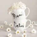 Zestaw 2 białych kubków porcelanowych 300 ml - napis mamuś tatuś i złote serce na dzień matki dla rodziców Zestaw porcelanowy ze złotym sercem kubków 300 ml - Mamuś, Tatuś Nadzwyczajnie.pl — widok z boku na białym tle