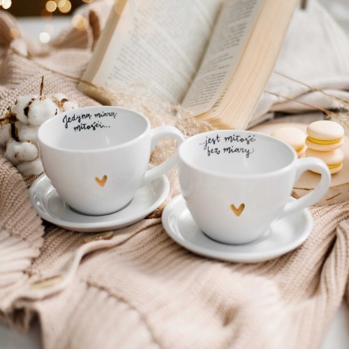 Zestaw 2 Białych Filiżanek Porcelanowych ze Spodkami 500 ml - Cytat Jedyną Miarą Miłości Jest Miłość Bez Miary i Złote Serce dla Pary na Rocznicę Ślubu