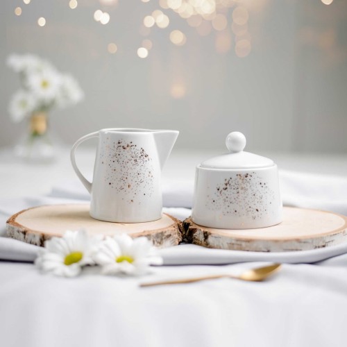 Biały produkt porcelanowy Nadzwyczajnie.pl ze złotym zdobieniem i napisem Mlecznik i cukiernica - nakrapiany złotem