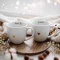 Zestaw 2 białych kubków porcelanowych 300 ml - napisy kocham cię i ja ciebie też z motywem złotego serca na walentynki dla pary Biały zestaw porcelanowy Nadzwyczajnie.pl ze złotym sercem i napisem kubków 300 ml - Kocham cie Ja ciebie Też — 300 ml