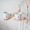 Zestaw 2 białych kubków porcelanowych 300 ml - napisy kocham cię i ja ciebie też z motywem złotego serca na walentynki dla pary Biały zestaw ze złotym sercem Nadzwyczajnie.pl kubków 300 ml - Kocham cie Ja ciebie Też — porcelana premium 300 ml