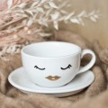 Filiżanka 250 ml ze spodkiem - złote usta Zbliżenie na złote zdobienie na białym filiżance porcelanowej ze spodkiem - złote usta Nadzwyczajnie.pl