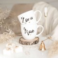 Zestaw 2 Białych Kubków Porcelanowych 300 ml - Napisy Mąż i Żona z Motywem Złotego Serca na Walentynki dla Pary Zestaw porcelanowy ze złotym sercem kubków 300 ml - Mąż Żona ( bez daty) Nadzwyczajnie.pl — widok z boku na białym tle