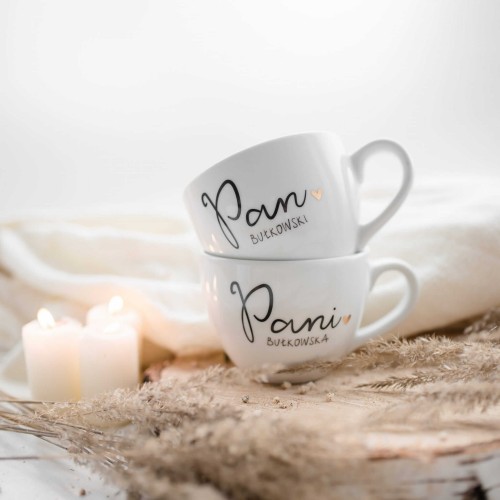 Zestaw 2 białych kubków porcelanowych z personalizacją 500 ml - Motyw złotego serca z napisem pan i pani oraz nazwiskiem na każdą okazję dla pary