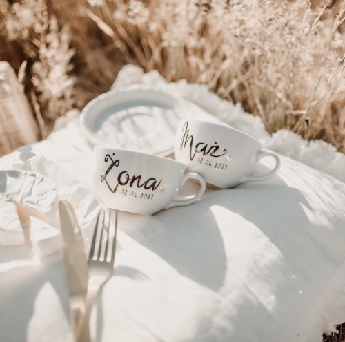 Zestaw 2 białych filiżanek porcelanowych ze spodkami z personalizacją 250 ml - Motyw złotego serca z napisem żona i mąż na każdą okazję dla pary