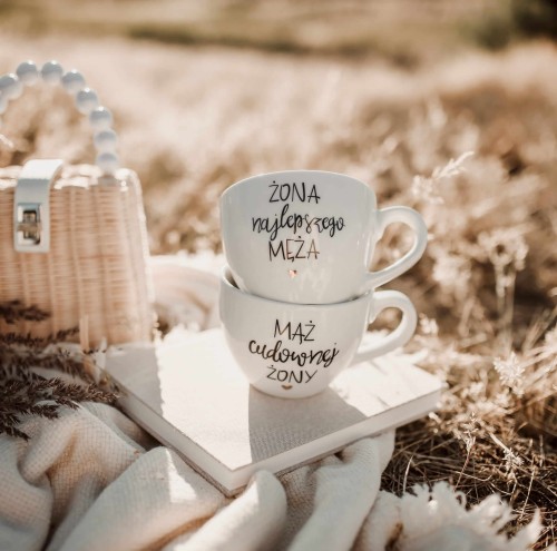 Zestaw 2 Białych Kubków Porcelanowych 500 ml - Napisy Mąż Cudownej Żony i Żona Najlepszego Męża z Motywem Złotego Serca na Walentynki dla Pary