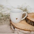 Biały Kubek Porcelanowy 300 ml - Motyw Złotego Serduszka dla Ukochanej Osoby na Walentynki Eleganckie opakowanie prezentowe kubka porcelanowego ze złotym zdobieniem Nadzwyczajnie.pl — Biały Kubek Porcelanowy 300