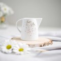 Mlecznik nakrapiany złotem Produkt porcelanowy ze złotym zdobieniem Mlecznik nakrapiany złotem Nadzwyczajnie.pl — widok z boku na białym tle