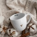 Biały kubek porcelanowy 300 ml - napis radość ze złotym sercem dla przyjaciółki na urodziny Biały kubek ze złotym sercem Nadzwyczajnie.pl Radość — porcelana premium 300 ml na prezent