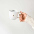 Biały kubek porcelanowy 300 ml - napis radość ze złotym sercem dla przyjaciółki na urodziny Biały kubek ze złotym sercem Nadzwyczajnie.pl Radość — porcelana premium 300 ml na prezent