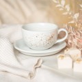 Biała filiżanka porcelanowa 250 ml ze spodkiem - wzór nakrapiany złotem na imieniny dla miłośniczki kawy Zbliżenie na złote zdobienie na białym filiżance porcelanowej ze spodkiem - Nakrapiana złotem Nadzwyczajnie.pl