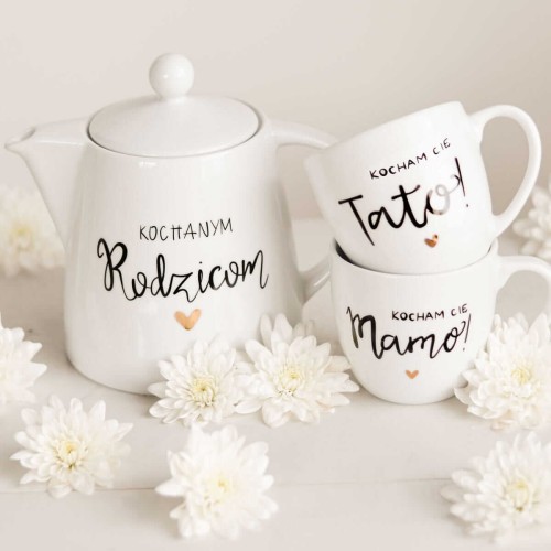 Zestaw biały dzbanek porcelanowy 1 litra z napisem Kochanym rodzicom i 2 kubki porcelanowe 300 ml z motywem złotego serca z napisami Kocham Cię Mamo i Kocham Cię Tato dla rodziców na rocznicę ślubu