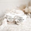 Zestaw 2 Białych Kubków Porcelanowych 500 ml - Napisy Mąż Cudownej Żony i Żona Najlepszego Męża z Motywem Złotego Serca na Walentynki dla Pary Zbliżenie na złote zdobienie serca na białym zestawie porcelanowym kubków 500 ml - Mąż cudownej żony Żona najlepszego