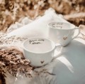 Zestaw 2 białych kubków porcelanowych 500 ml - motyw złotego serca dla pary na walentynki Biały zestaw porcelanowy Nadzwyczajnie.pl ze złotym sercem i napisem kubków 500 ml - Jedyną miarą miłości Jest miłość bez