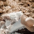 Zestaw 2 białych kubków porcelanowych 500 ml - motyw złotego serca dla pary na walentynki Zbliżenie na złote zdobienie serca na białym zestawie porcelanowym kubków 500 ml - Jedyną miarą miłości Jest miłość bez