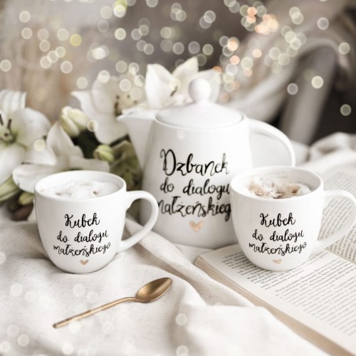 Zestaw białego dzbanka porcelanowego 1 litra i 2 białych kubków porcelanowych 300 ml - motyw złotego serca do dialogu małżeńskiego dla nowożeńców na ślub