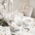 Zestaw 2 białych filiżanek porcelanowych ze spodkami z personalizacją 250 ml - Motyw złotego serca z napisem żona i mąż na każdą okazję dla pary Zbliżenie na złote zdobienie serca na białym filiżance porcelanowej filiżanek 250 ml ze spodkami - Żona i Mąż z datą