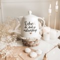 Zestaw Białych Naczyń Porcelanowych z Personalizacją 1 litra + 300 ml - Dzbanek do Dialogu Małżeńskiego i 2 Kubki Napisy Mąż i Żona z Datą oraz Motywem Złotego Serca na Każdą Okazję dla Nowożeńców Zbliżenie na złote zdobienie serca na białym zestawie porcelanowym ślubny : Dzbanek 1 litr do dialogu małżeńskiego zestaw