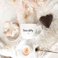 Biały kubek porcelanowy 300 ml - napis dzień dobry misiu i złote serce na rocznicę dla ukochanej osoby Eleganckie opakowanie prezentowe kubka porcelanowego ze złotym sercem Nadzwyczajnie.pl — Dzień dobry misiu