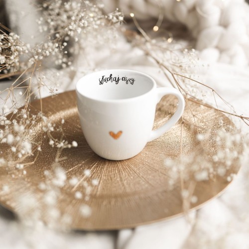 Biały kubek porcelanowy 300 ml - napis słuchaj ciszy ze złotym sercem dla mamy na Dzień Matki